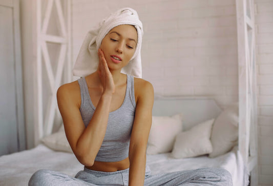 Auto massage visage : 4 gestes indispensables à adopter