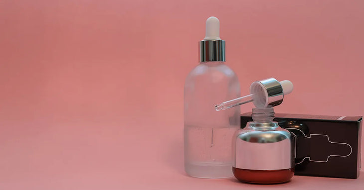 Sérum visage naturel en flacons goutte à goutte sur fond rose, illustration de soins anti-âge au bakuchiol ou rétinol